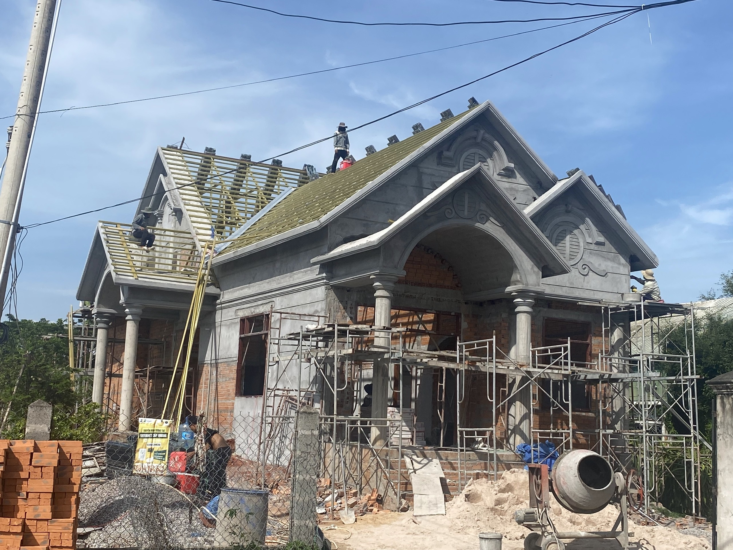 Thi công mái ngói khung kèo Eratruss AZ100 và ngói nhật Kamaki - Japan tại Bình Thuận