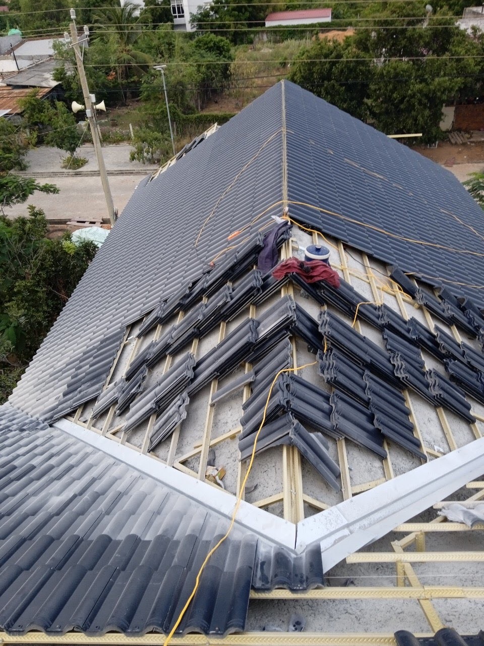 Thi công mái ngói khung kèo Eratruss AZ100 và ngói nhật Kamaki - Japan tại Bình Thuận