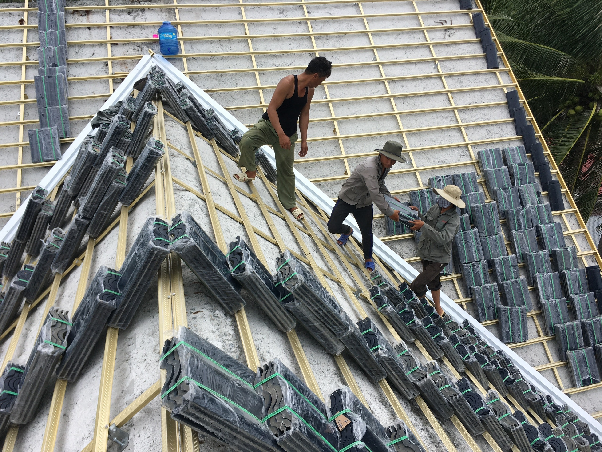 Thi công mái ngói khung kèo Eratruss AZ100 và ngói nhật Kamaki - Japan tại Bình Thuận