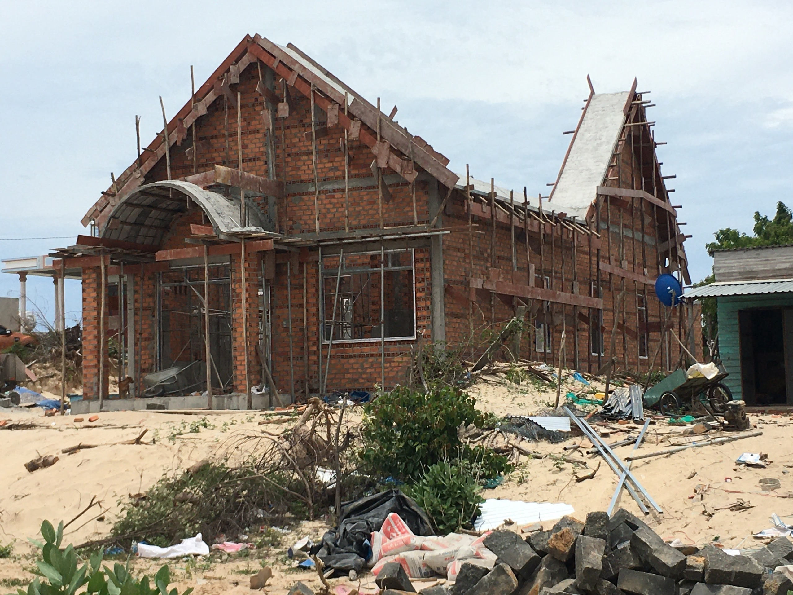 Thi công mái ngói khung kèo Eratruss AZ100 và ngói nhật Kamaki - Japan tại Bình Thuận