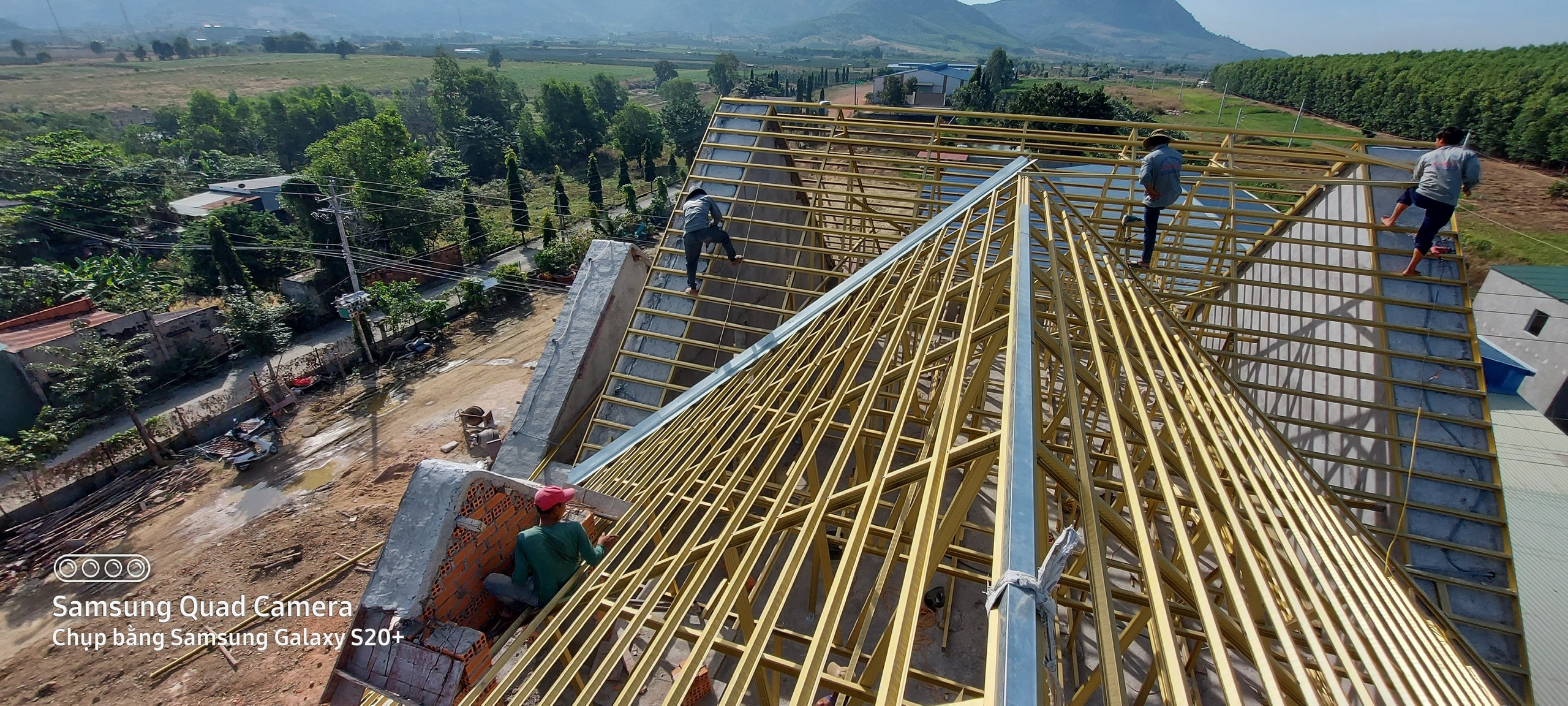 Thi công mái ngói khung kèo Eratruss AZ100 và ngói Đồng Nai tráng men 10v/1m2 tại Bình Thuận