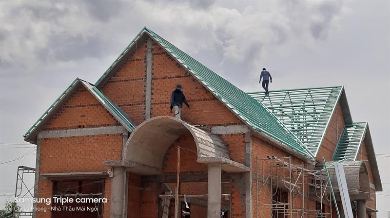 Thi công mái ngói khung kèo Xà Gồ Zacs AZ70 và ngói nhật Kamaki - Japan tại Bình Thuận