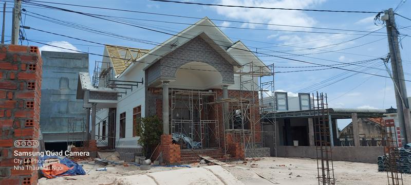 Thi công mái ngói khung kèo Eratruss AZ100 và ngói nhật Kamaki - Japan tại Bình Thuận