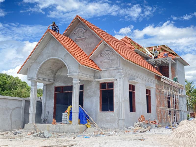 Thi công mái ngói khung kèo Eratruss AZ100 và ngói Đồng Nai tráng men 10v/1m2 tại Bình Thuận